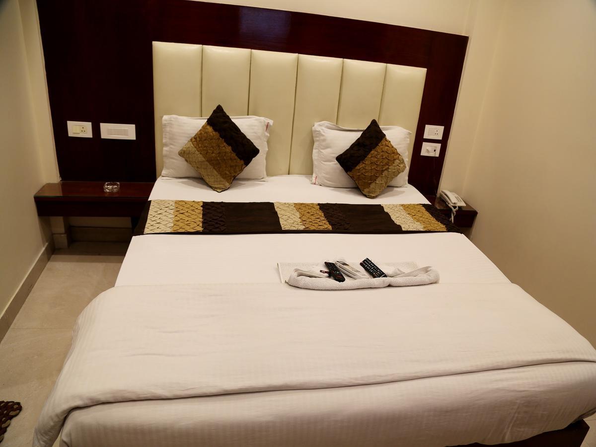 Hotel Sapphire New Delhi Exterior photo